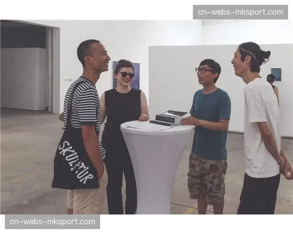 举重主题艺术展在巴黎开幕，连接力量与美学